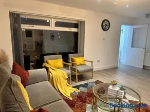 Elite 3 bedroom family house with free parking - Image 2