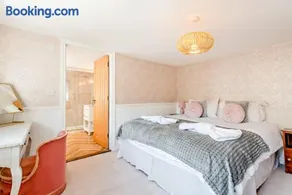 Pear Tree Cottage Thatched 4 Bed Luxury Home with Hot Tub - Image 3