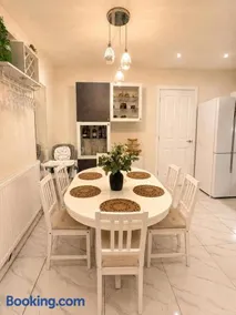Newland House 3BR Luxury Stay - Image 3