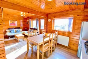 Peaceful Cowslip Lodge - Finlake Spa Resort in Devon - Image 2