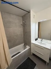 Modern 2BR Train, Versailles, Paris - Image 2
