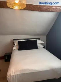 Sebastians Hotel Apartment Oswestry Town Centre Parking - Image 2