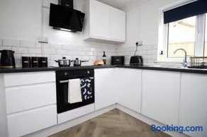 3 Bedroom House in Port Talbot with Parking and Sea View - Image 4