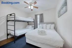 Cozy Cabin-Style Retreat Sleeps 10 Near Fort Benning - Image 1