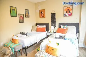 Chic 4BR Dwelling with Backyard in Philadelphia - Image 2