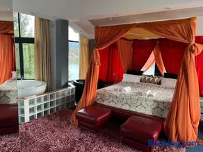 Vila Franceză - Cazare cu jacuzzi pe malul lacului Colibița - Image 2