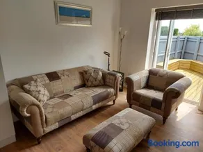 1 Bedroom House with Garden and off road private parking - Image 5