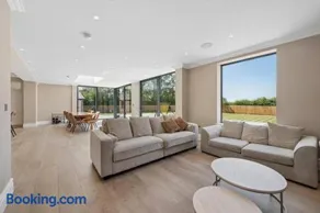 Luxurious Villa Retreat in Wilmslow - Image 1