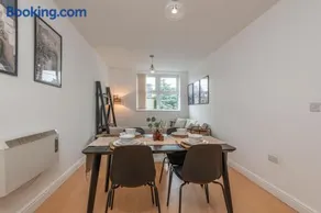 3-Bed Serviced Apt near M62, Leeds - Ideal for Up to 6 Guests - Long Stay Options - Free Parking and Wifi - Image 5