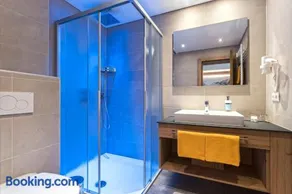 Triple room, shower, toilet - Image 4