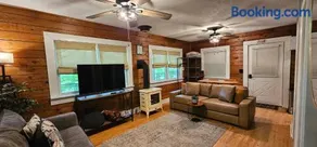 Romantic Fall Foliage Couples Cabin, Private Hot Tub, EV Station, Fast 600 Mbps WiFi - Image 1