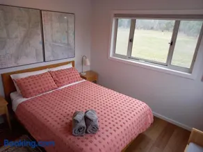 Lakeside Off-Grid Luxury Cabin Redman View - Image 5