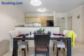 Resort Splendor - Top Floor Apartment in Cairns One - Image 2