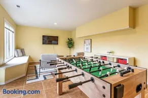 Spacious & Serene 6-Br Family Retreat in Kirkland - Image 1