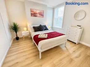 Spacious Four Bedroom Home Close to Beach and Town with Garden - Sleeps 8 - Image 3