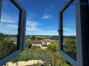 Boutique 2 storey home nr centre - Image 4