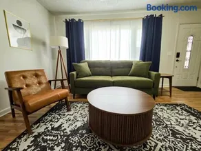 3 Bd, 2 Ba, 6-8 for Families, Near Park & UW - Image 2