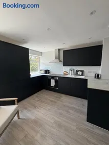 Modernised townhouse near Howbery Park - Image 5