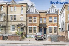 Stylish 2bdr Apartment East Croydon Gatwick Sleeps 6 - Image 1