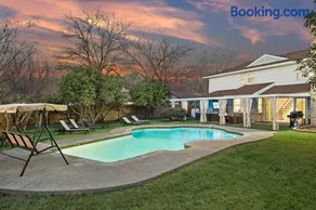 Elegant 5BR 2,5BA Holiday Home with Pool, Jacuzzi, BBQ, and Cinema Room - Image 2