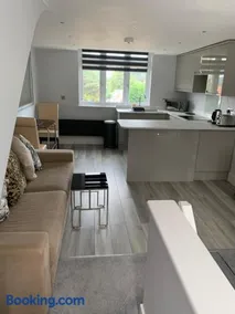 Cosy Beautiful One bedroom Flat - Image 1