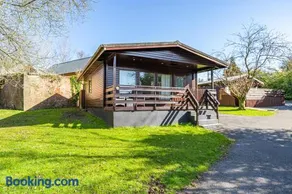 Bluebell Lodge 7 with Hot Tub - Image 2