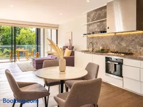 Stylish 2BR Apartment in Double Bay with Parking - Image 3