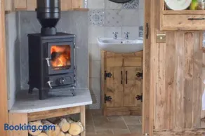 Whittlewood Shepherd's Hut in Silverstone, Cosy, Rural, Views - Image 2