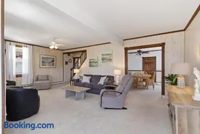 3 Bedroom 2 bath Beach House condo- 10 houses from the beach walk to the beach, where every fisherman's paradise begins - Image 3