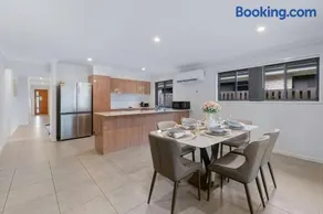 Quiet n Stylish 3mins to Mall Modern 4BR House - Image 3