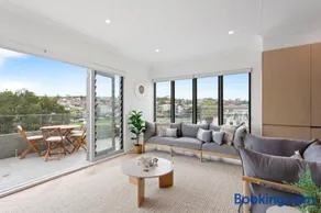 Modern Top Floor Home at Coogee Beach - Image 1