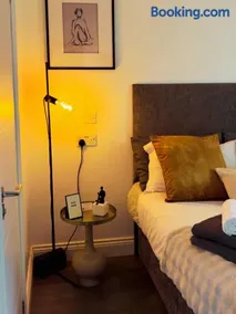 En-suite Double Room Park Royal with off-site Gym Access - Image 3