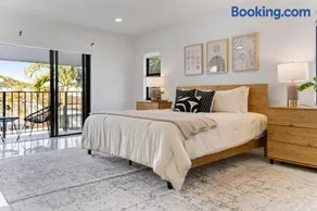 June Special! 4BR - Private Yard, Grill, Soaking Tub, Near Coral Gables & MIA Airport - Image 5