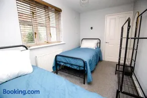 House Sleeps 4 with Parking and Garden - Image 3