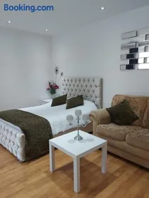 Lux Apartment in Gatwick - Image 2