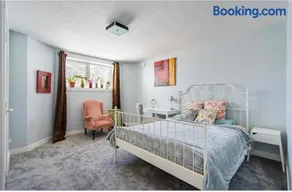 Banff Garden Suite&2mins Bus station Close LRT& Free Parking - Image 4