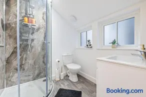 Pleasant and snuggly modern 2-floored town centre apartment - Image 3