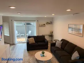 Beautifully Remodeled 2BR Prime Irvine Location - Image 3