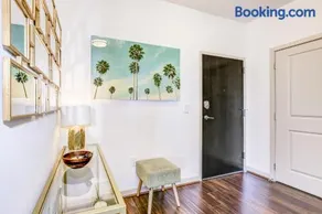 Luxury Downtown Crown Apartment - Image 2