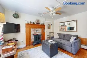 Nautical vacation rental in in walkable downtown with harbor view, grill & deck - Image 4
