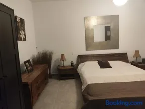 Double bed Room with ensuite and shared facilities - Image 1