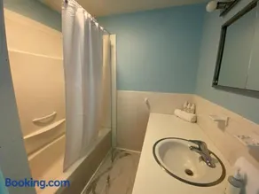 Spacious Woods Hole Beach Retreat - Image 2