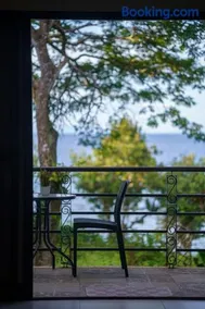 Oceanside 2 bedroom house, 100Mbps WiFi - Image 1
