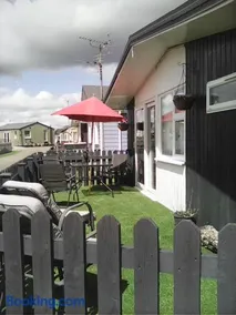 yeolde 2 bedroom Seashak Detached Cottage LOW 2026 PRICES NEW BATHROOM KITCHEN PLUS FREE ALL ELECTRIC ENJOY - Image 2