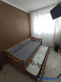 Apartamento térreo, bem equipado, com estacionamento, pra seis pessoas - Image 1