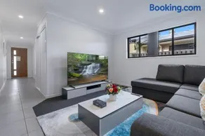 Quiet n Stylish 3mins to Mall Modern 4BR House - Image 1
