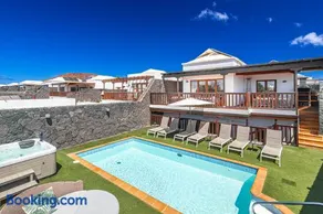 Villa Penguina Playa Blanca - 5 Bedroom - Hot Tub - Heated Pool - Image 2