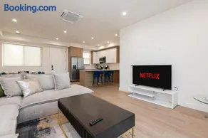 Stylish Apartments in Glendale with Free Parking - Image 1