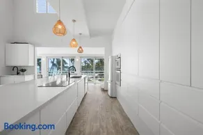 Driftwood Ocean Retreat - Image 4