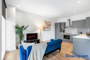 Coulsdon Executive Penthouse 2 Bed with Balcony - Image 1